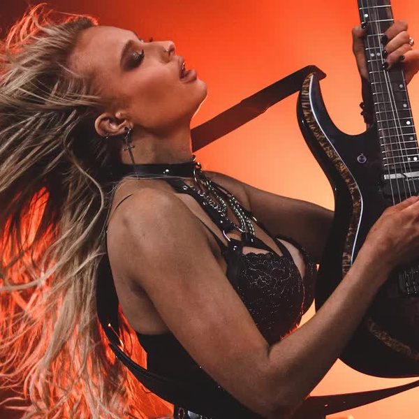 Sophie Lloyd - Imposter Syndrome (feat. Lzzy Hale) 